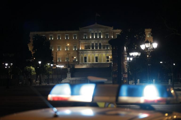 Κρανοφόροι με στυλιάρια χτύπησαν άγρια φοιτητές στο Πανεπιστήμιο Αθηνών